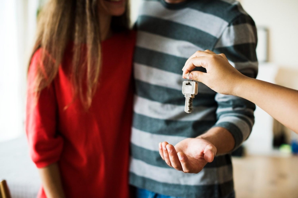 couple receiving house keys during selling property in cyprus
