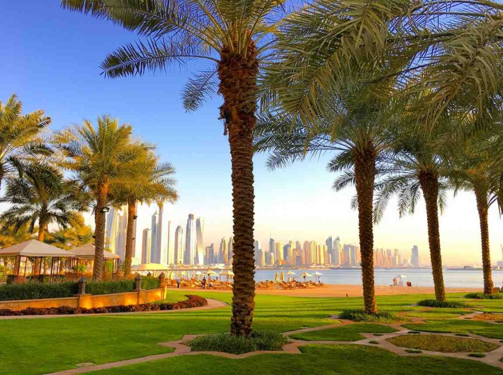 beachfront view in dubai representing the buying property in dubai process.