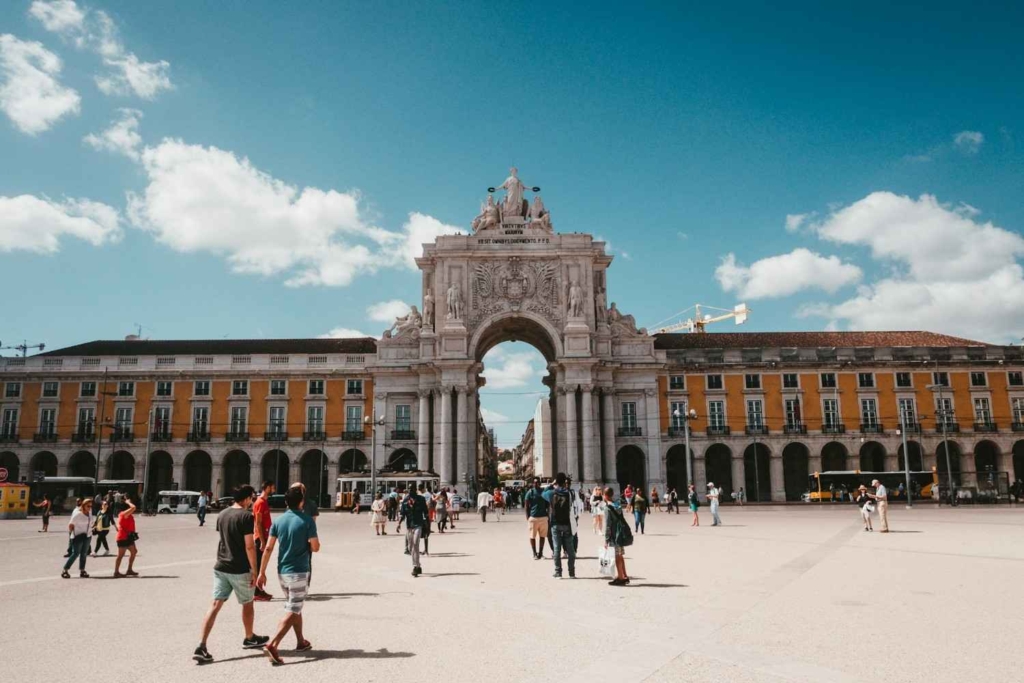 historic lisbon square and archway, a popular area for buying investment property in portugal.
