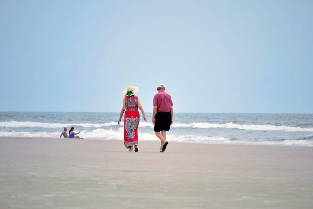 retired couple enjoying coastal life near cheap homes to buy in spain