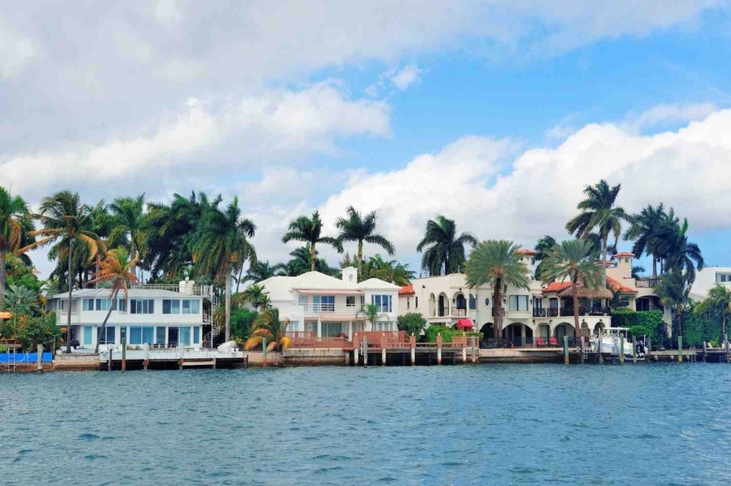 cheapest beachfront real estate in the world with scenic houses by the ocean